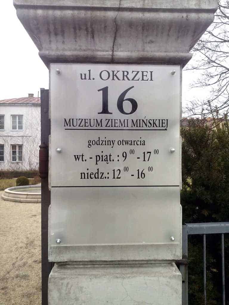 Tablica z plexi przy wejściu do Muzeum Ziemi Mińskiej