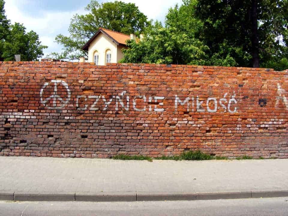 archiwalne zdjęcie muru z grafitti z lat 70 mińsk maz