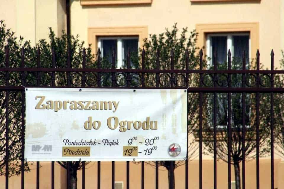 baner informacyjny na ogrodzenie Muzeum 7PUL w Mińsku Maz