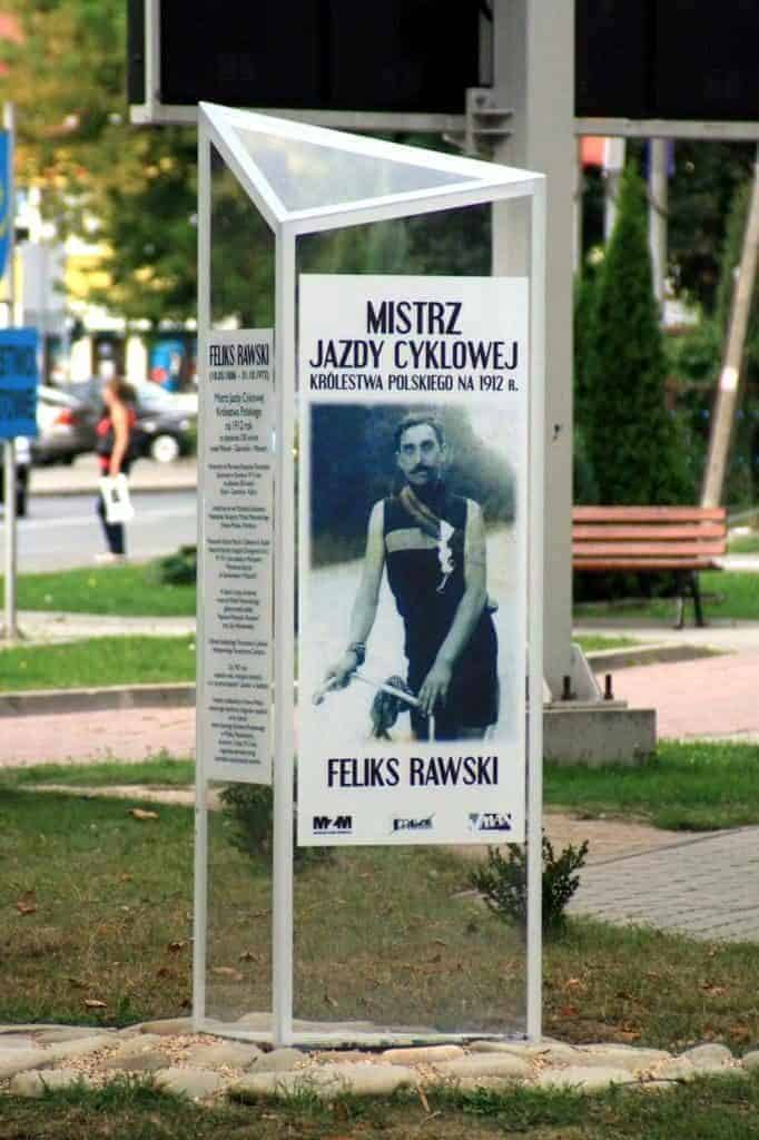 statua z plexi pamięci Feliksa Rawskiego w Mińsku Mazowieckim