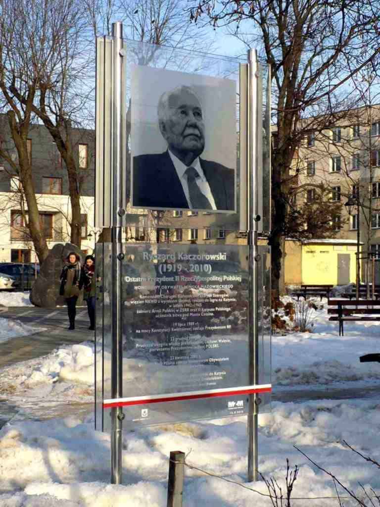tablica pamięci prezydenta R Kaczorowskiego po renowacji