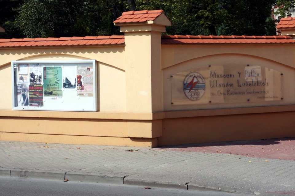 tablice na ogrodzeniu Muzeum 7 Pułku Ułanów Lubelskich