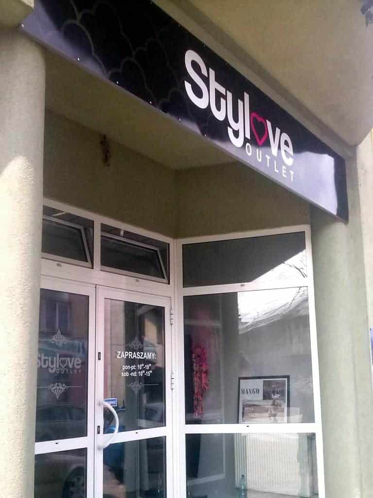 szyld reklamowy z ramą nad wejście