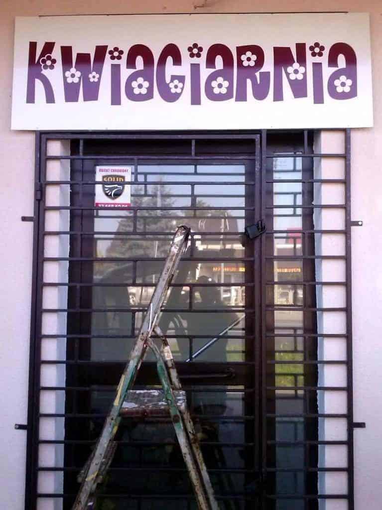 szyld wjściowy nad drzwiami kwiaciarnia