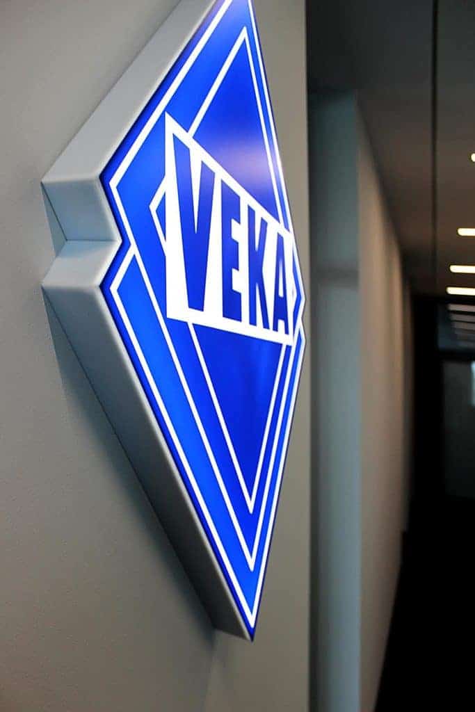 produkcja kasetonu z logo veka na ścianę w budynku