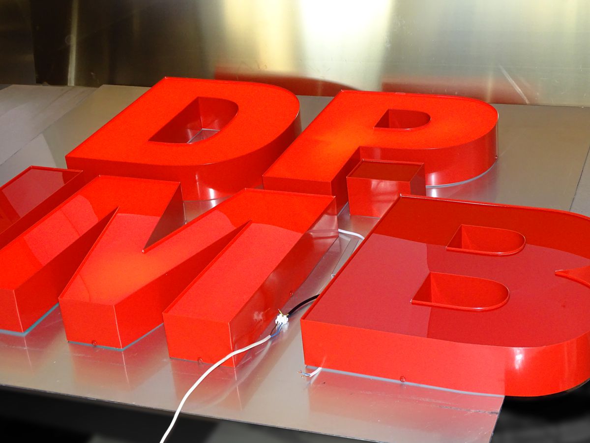 Litery świecące przestrzenna reklama świetlna 3D litery podświetlane