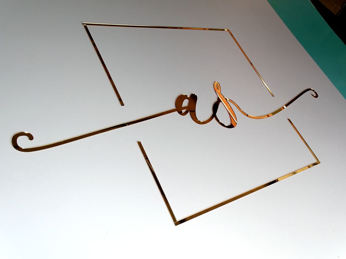 Logo złote z pleksi lustrzanej cięte laserem