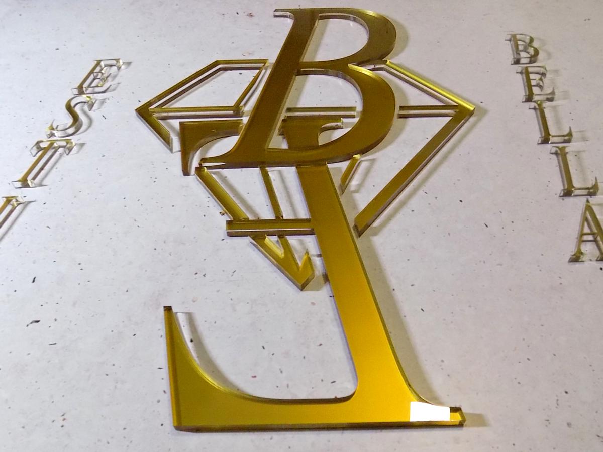Złote logo plexi reklama na ścianę dekoracja firmy