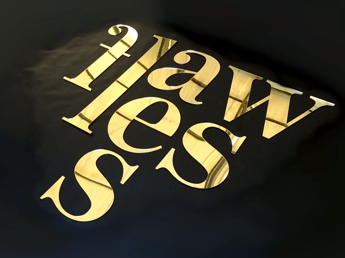 litery cięte ze złotego lustra plexi logo złote lustrzane reklama