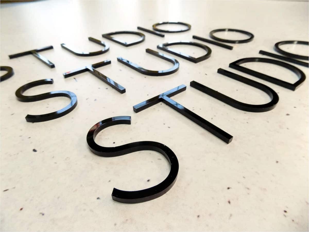 litery przestrzenne 3D z pleksi cięte laserowo