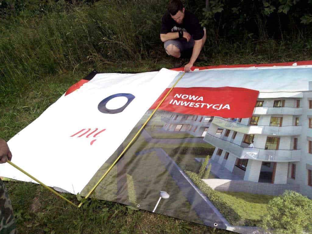 montaż banera reklamowego na ogrodzeniu w mińsku mazowieckim 13