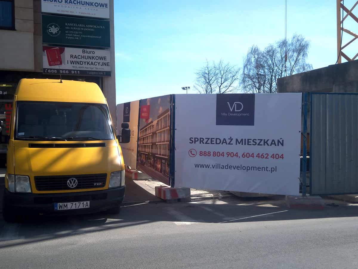 montaż banera reklamowego na ogrodzeniu w mińsku mazowieckim 5