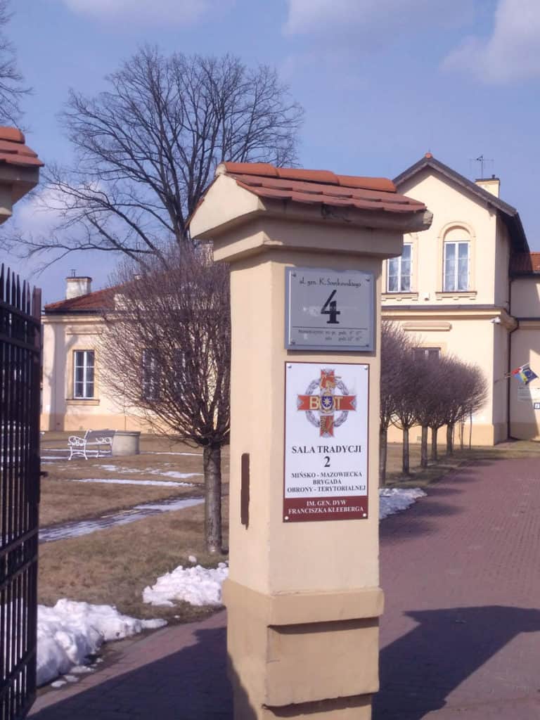 szyldy informacyjne tablice przy wejściu do muzeum 7 PUL Mińsk