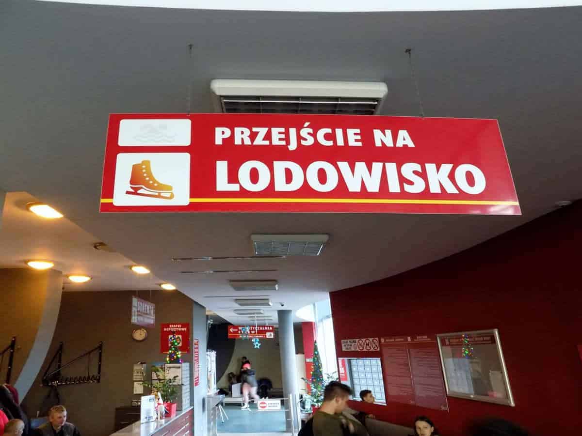 tablica z dibondu podwieszana lodowisko w minsku maz