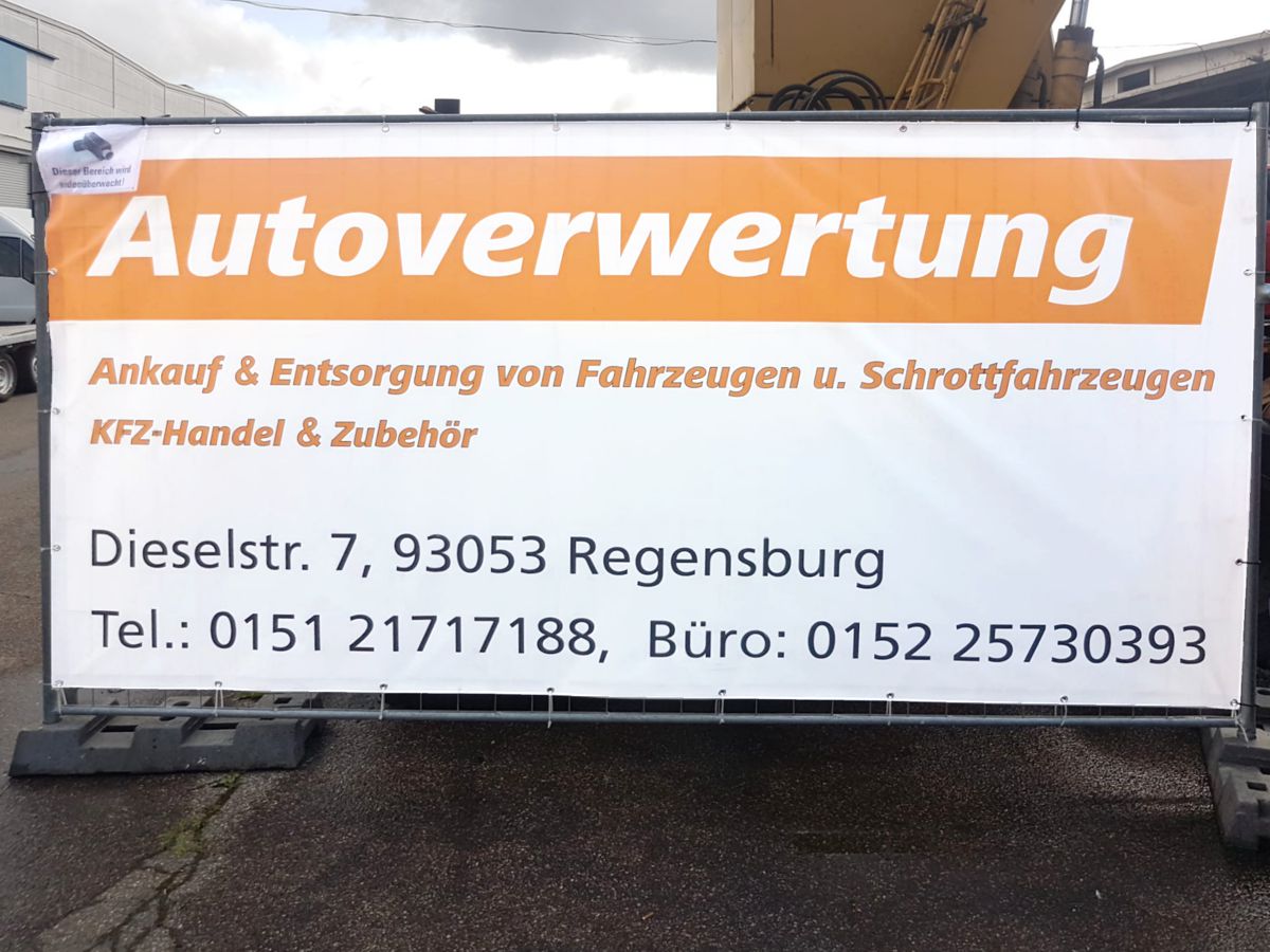 baner reklama niemieckiej firmy na przenośnej ramie przęsła ogrodzenia