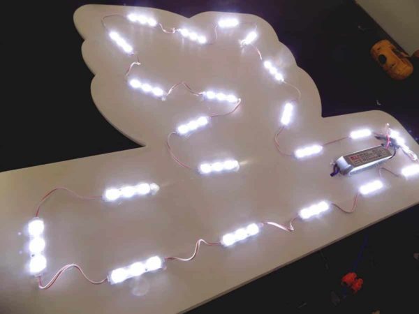 oświetlenie LED kasetonu reklamowego logo amaltea mińsk