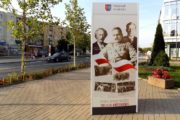 tablica reklamowa do ekspozycji plakatów stojak powiat miński