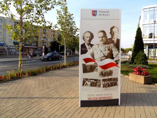 tablica reklamowa do ekspozycji plakatów stojak powiat miński