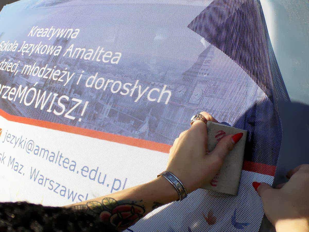 drukowanie reklamy i naklejanie naklejki rekamowej na szybę samochodu