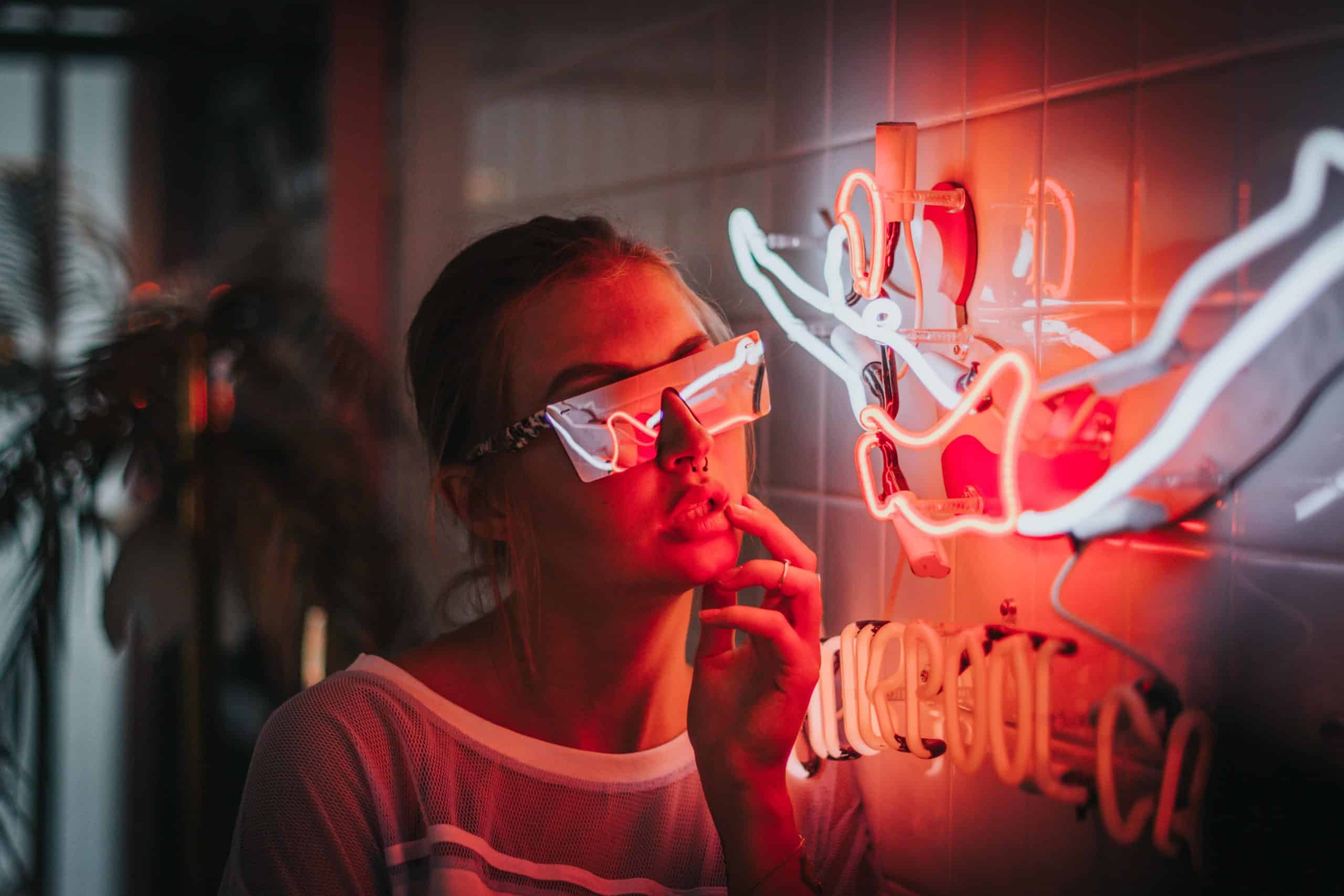 Jak wygląda tradycyjny neon reklamowy fotografia