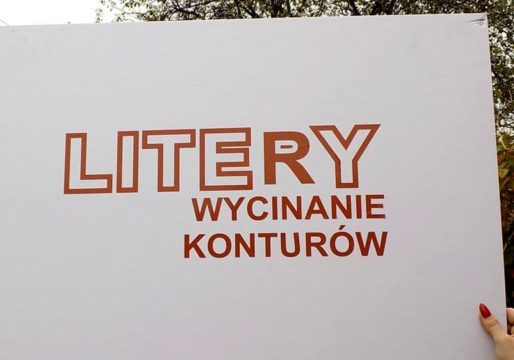 gotowe litery samoprzylepne naklejone na podłoże