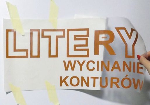 naklejanie liter samoprzylepnych oklejonych folią transferową