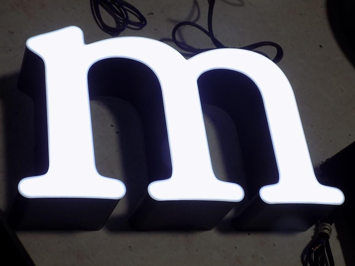 Litera podświetlana LED przestrzenna 3D przykład litery | Alternatywne materiały do wykonania napisów