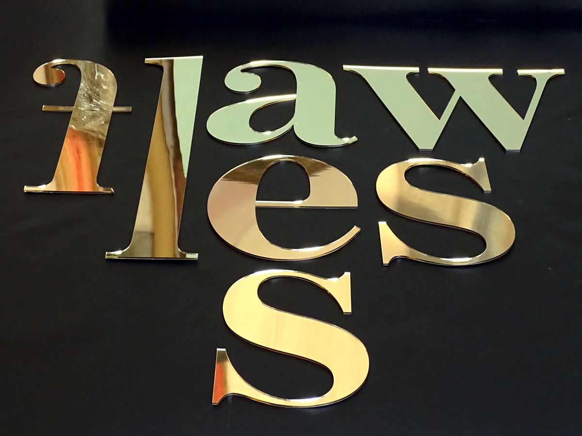 złote lustrzane litery z pleksi - logo , reklama na ścianę