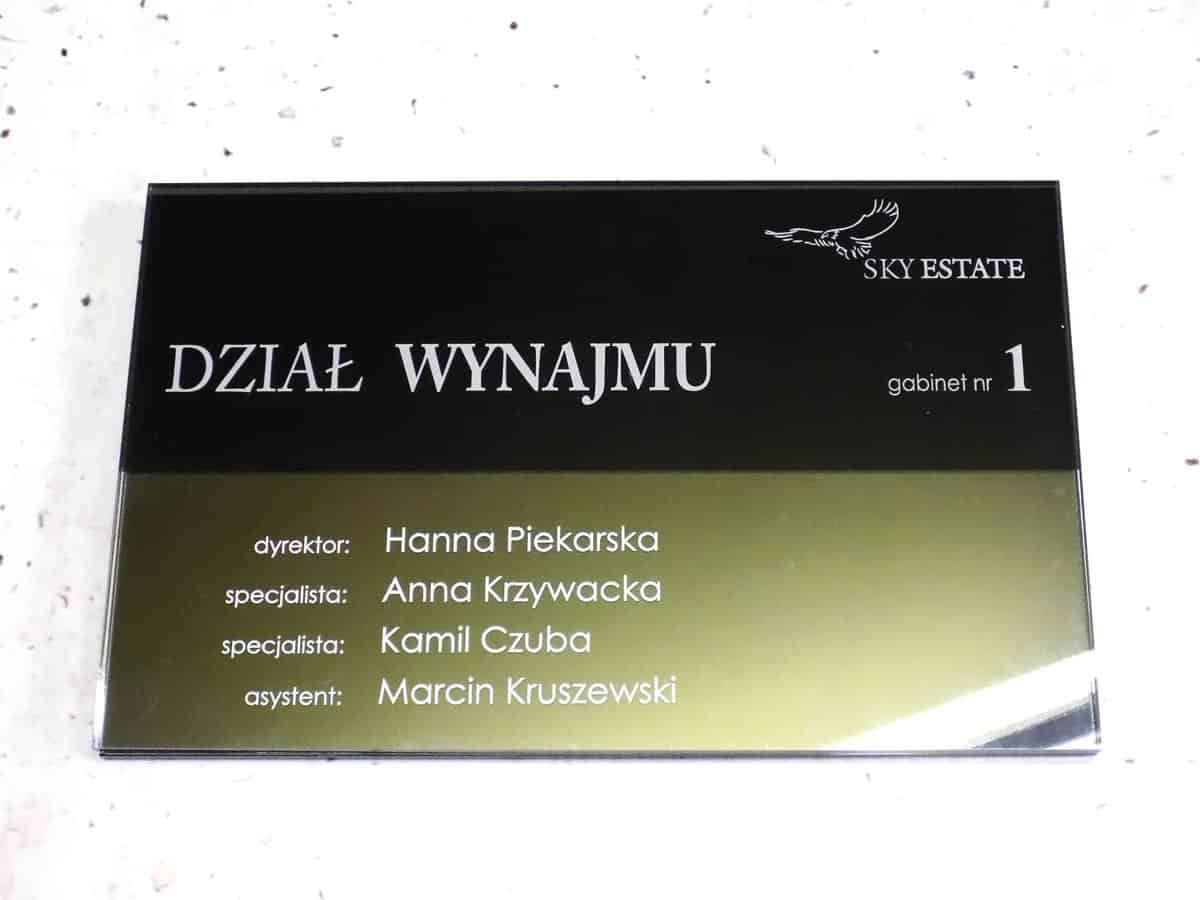 Oznakowania w budynku — tabliczki przydrzwiowe dla Sky Estate w Warszawie