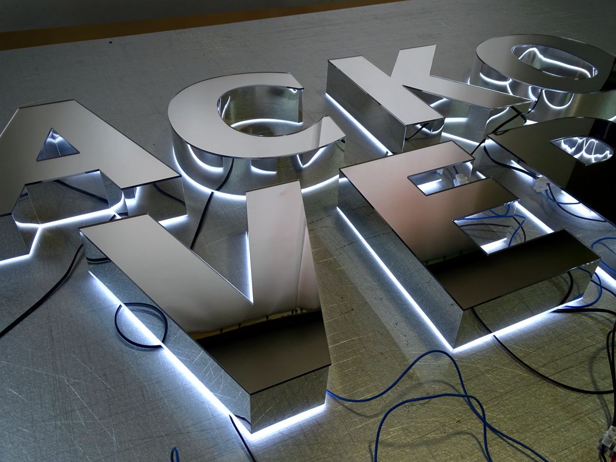 Litery świetlne przestrzenne 3D lustrzane efekt Halo