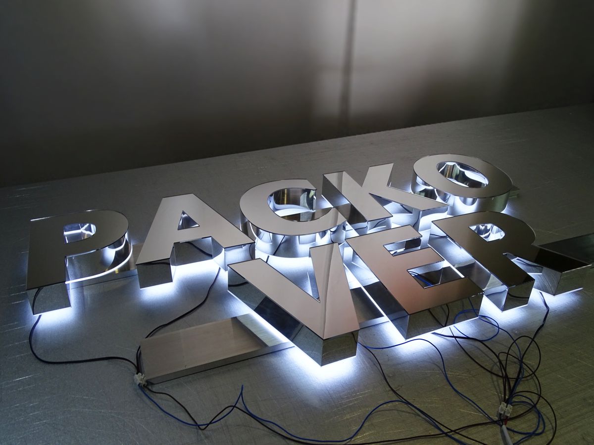 Logo podświetlane lustrzane litery 3D przestrzenne