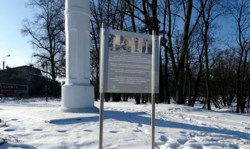 Pamiątkowa tablica miejska stojąca w Mińsku Mazowieckim