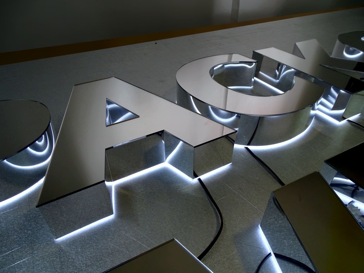 Przestrzenne lustrzane litery podświetlane efekt Halo