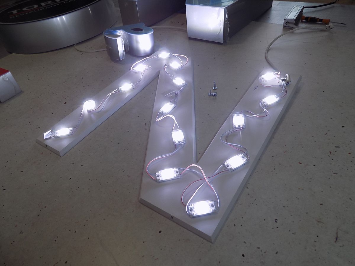 moduły LED podświetlają litery przestrzenne reklamy