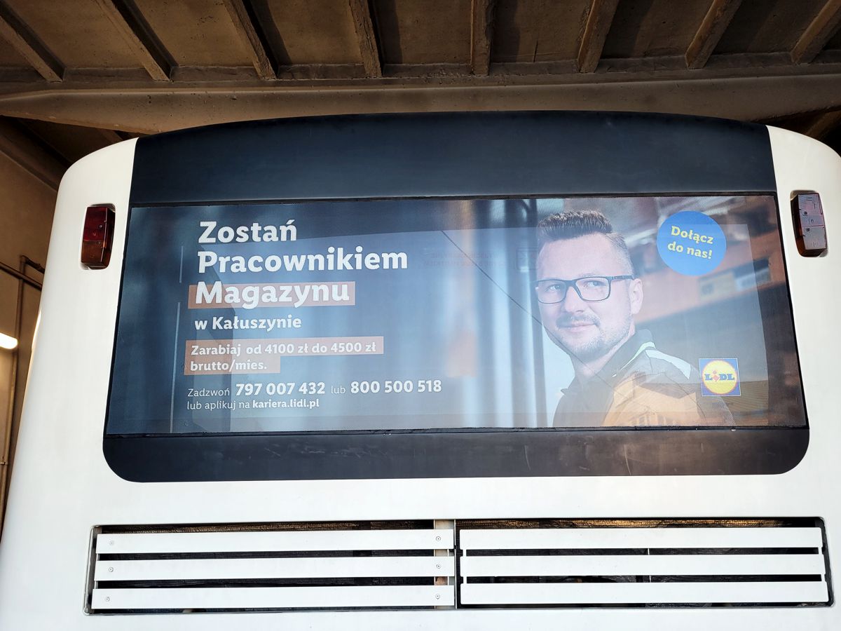 Reklama na autobus naklejka dziurkowana na szybę autobusu lidl reklamy