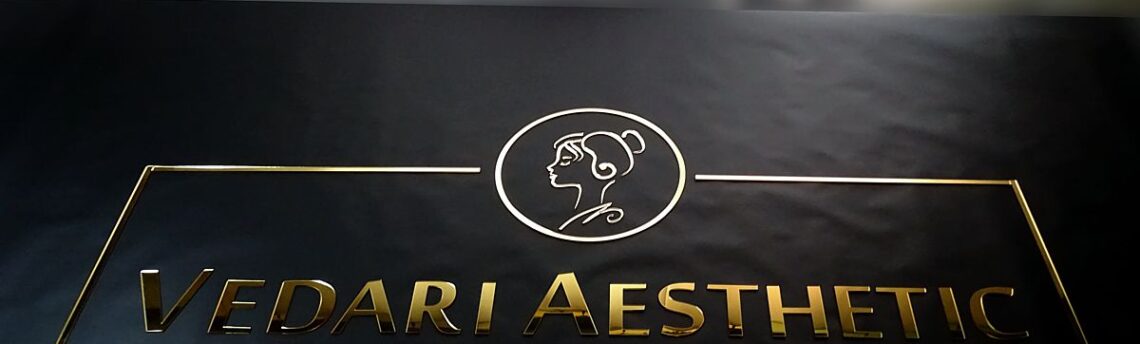 Logo ze złotego lustra pleksi – reklama na ścianę