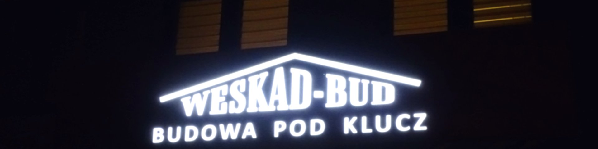 Reklama zewnętrzna na budynek świecące logo na ścianę