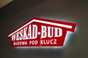 świecące logo na ścianie reklama świetlna kaseton do kształtu