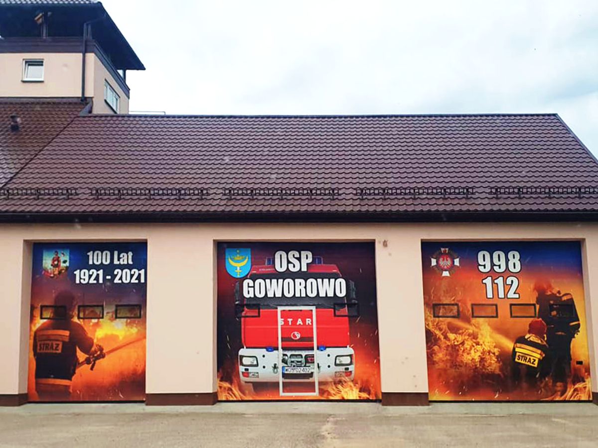 reklama dla straży pożarnej oklejanie remizy OSP w Goworowie