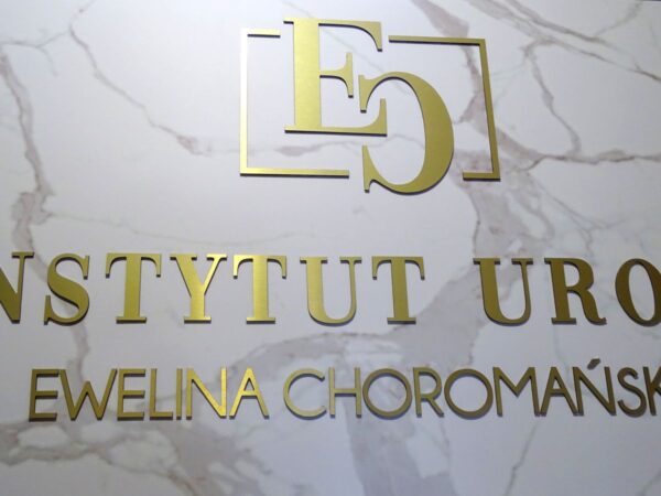 cięcie logo litery z Dibondu złotego wycinane cyfrowo CNC reklama 3D