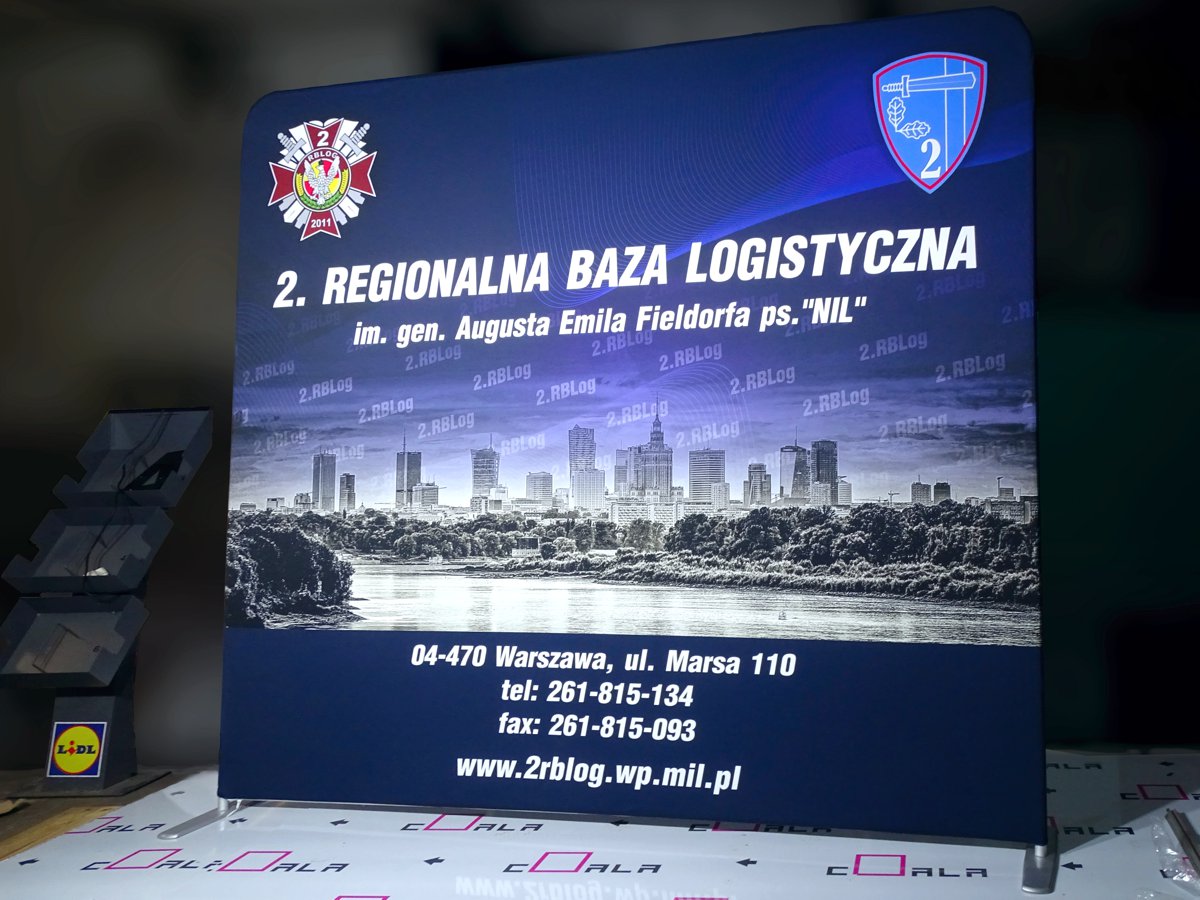 ścianka reklamowa wystawiennicza stelaż aluminiowy lekki system tekstylny z wydrukiem reklamy