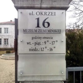 Tablica z plexi przy wejściu do Muzeum Ziemi Mińskiej