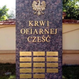 Tabliczki grawerowane na obelisku ku pamięci poległych żołnierzy