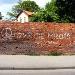 archiwalne zdjęcie muru z grafitti z lat 70 mińsk maz