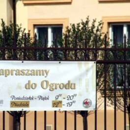 baner informacyjny na ogrodzenie Muzeum 7PUL w Mińsku Maz