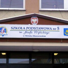 kaseton podświetlany szkoła podstawowa nr 6 Mińsk Mazowiecki