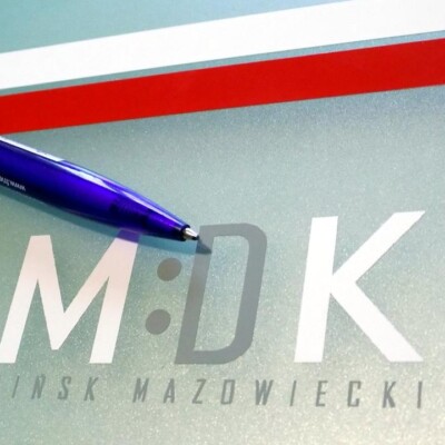 napis na folii szronionej naklejanej na plexi