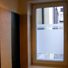 oklejanie szyby folia szroniona z wyciętym ornamentem