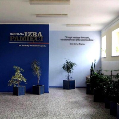 projekt graficzny i wykonanie dekoracji Izby Pamięci w LO