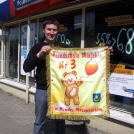proporzec okolicznościowy przedszkola w Mińsku Mazowieckim